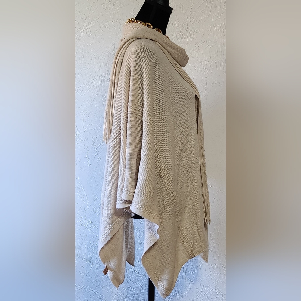 Creme color poncho - Picture 4 of 4